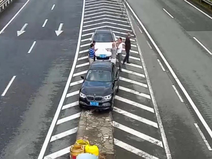 兩輛汽車、五個人在高速公路抽煙聊天，還做起了伸展運動。（網圖）