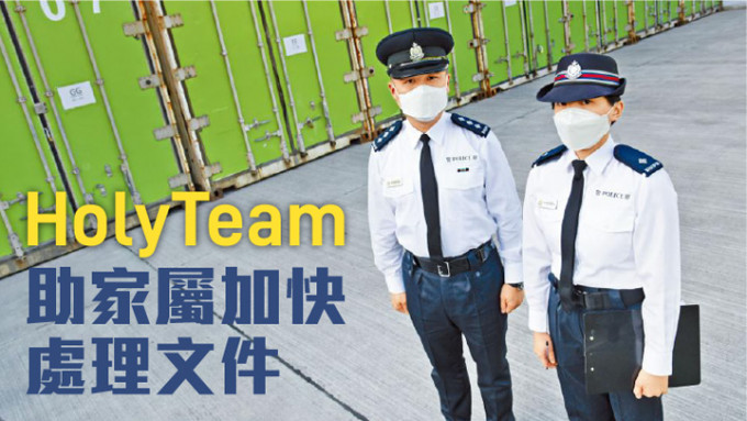 参与警方遗体处理专责小组的沈立志总督察（左）和吴培议督察（右），早前运送大量遗体往富山殓房临时冻柜。