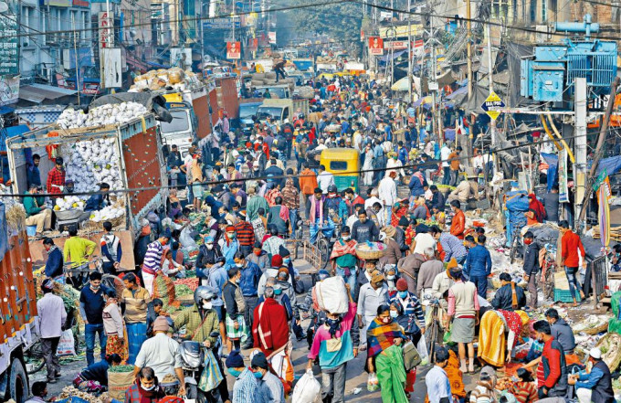 在新冠疫情蔓延期間，印度加爾各答一個市場人山人海。