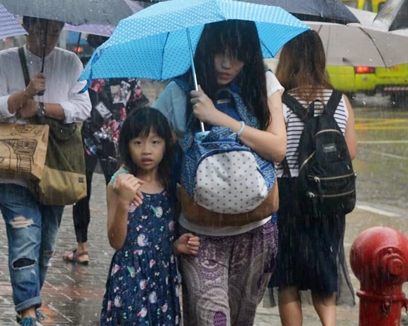 天文台預測今日多雲，有驟雨及雷暴，初時雨勢有時頗大。