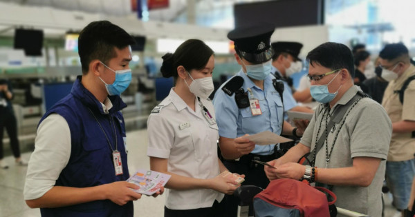 警方早前聯同入境處，在機場向準備前往高風險國家的旅客派發傳單。