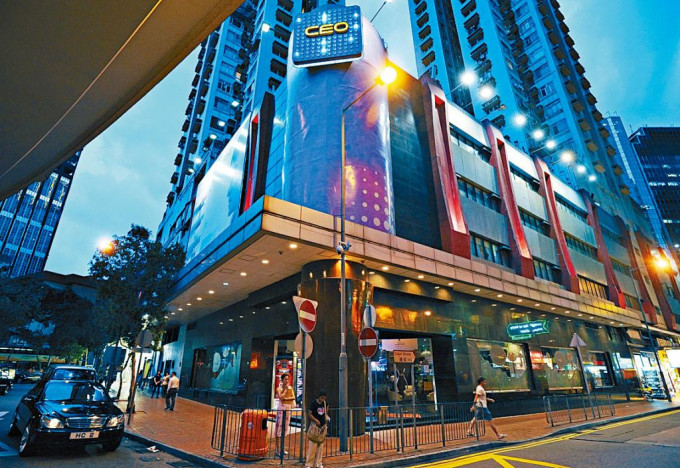 铜锣湾糖街乐声大厦巨铺以「一拆二」放租，意向租金较旧租金急挫逾七成。