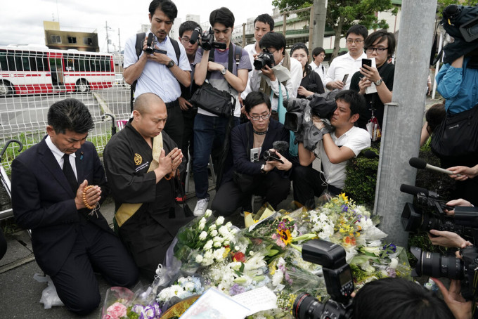 京都動畫火災後，不少市民到案發現場哀悼火災受害者。AP圖