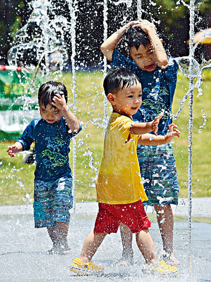 ■小童在观塘音乐喷泉嬉水，开心消暑。