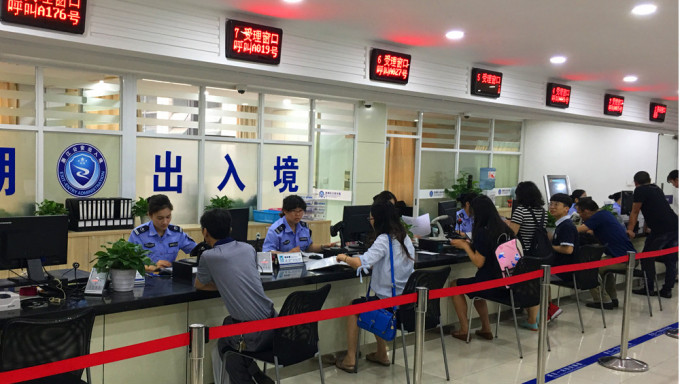 新冠疫情爆發後，中國移民申請數不減反增。新華社資料圖片