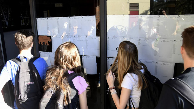 加州草谷一家高中的新生，在8月中开学首天查看上课时间表。AP