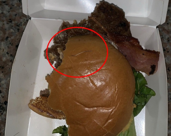 漢堡包內竟藏針（紅圈所示）。爆料公社