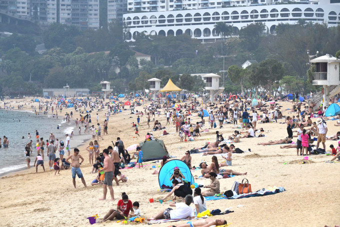 市民到沙滩消暑。