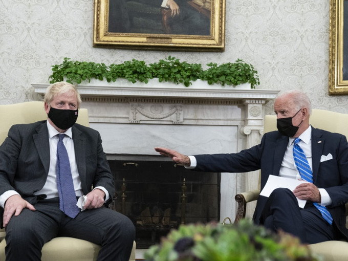 拜登与约翰逊会晤，是两位领袖首次在白宫面对面会谈。AP