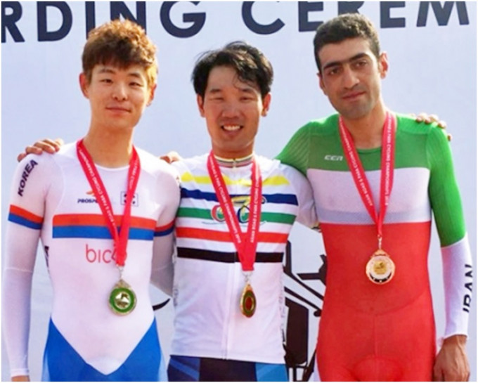 張敬樂（中）為港隊贏得今屆賽事首面金牌。香港單車聯會相片