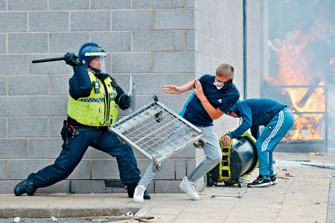 英國多地爆發示威潮，警員出動陣壓。