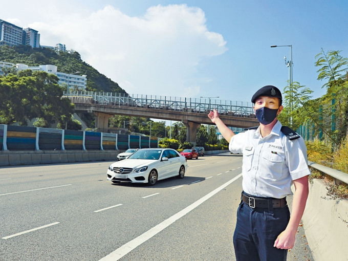 梁志恒警司重返身後的中大二號橋現場，詳談當年攻防戰細節及身陷險境感受。