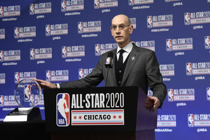 NBA总裁施华透露，NBA会暂停最少30天，之后再评估情况。AP