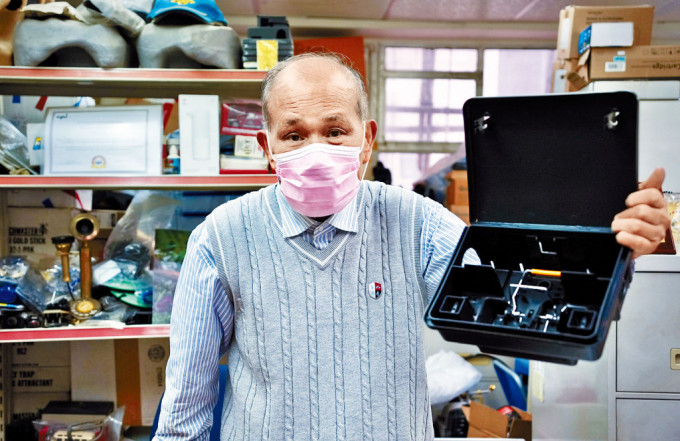 香港蟲害處理學會主席陳澤森建議政府使用多功能鼠餌箱。