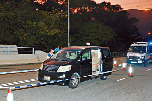 刀手撞停七人車後斬人，警方封鎖現場調查。