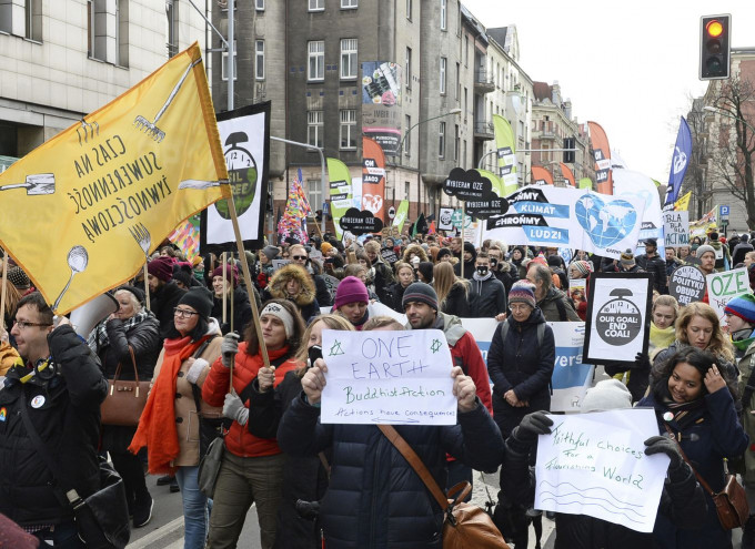 法国和波兰都有示威，敦促200多国代表致力达成防止气候变化协议。AP
