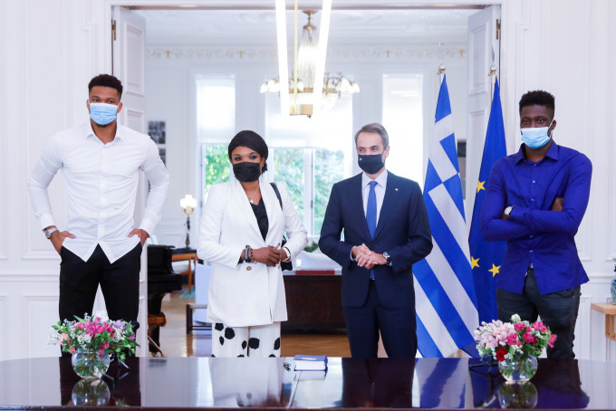 安迪杜古普(左)获希腊总理米佐塔基斯(右二)接见。Reuters