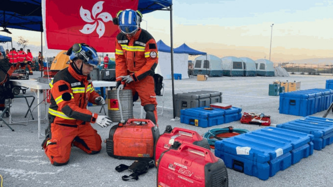 消防處工程組人員在救援行動中，確保救援裝備能夠有效操作。消防處fb圖片