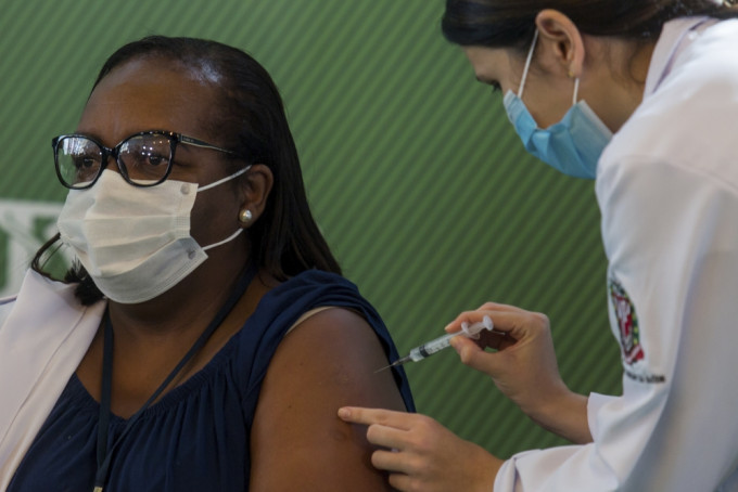 巴西聖保羅州一名護士成為首位中國科興疫苗接種者。AP圖