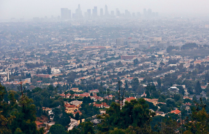 加州山火肆虐，洛杉磯煙霧籠罩。