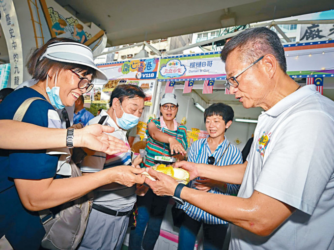 陳茂波買了些貓山王榴槤，即場和市民分享品嘗。