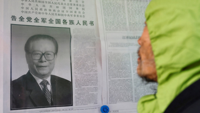 北京一名市民正在閱讀江澤民去世的公告。