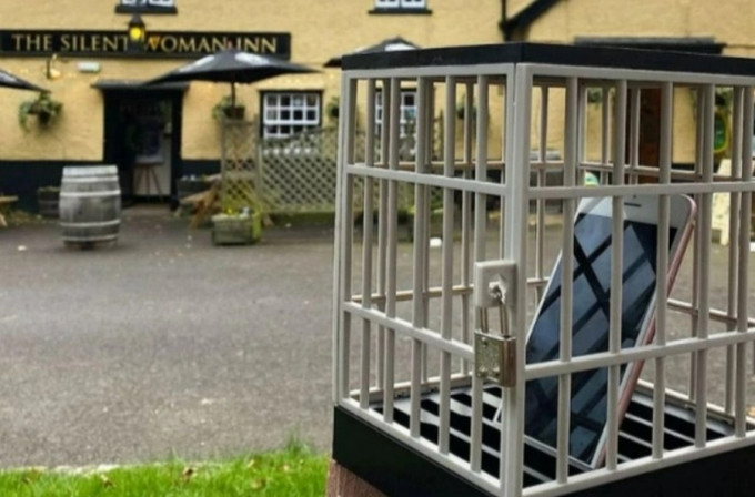 英国有酒吧提供「手机锁在店外」的客人半价优惠。网图