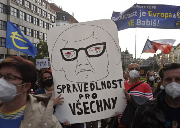 布拉格逾千民众示威，要求司法部长贝内绍娃下台。AP图