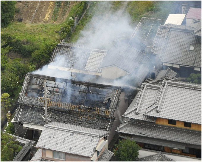 下田地町高月市有房屋在地震后发生火灾。AP