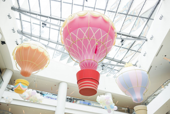 国际比赛冠军气球魔术师彭思泰创造全港首个最大热气球装置。