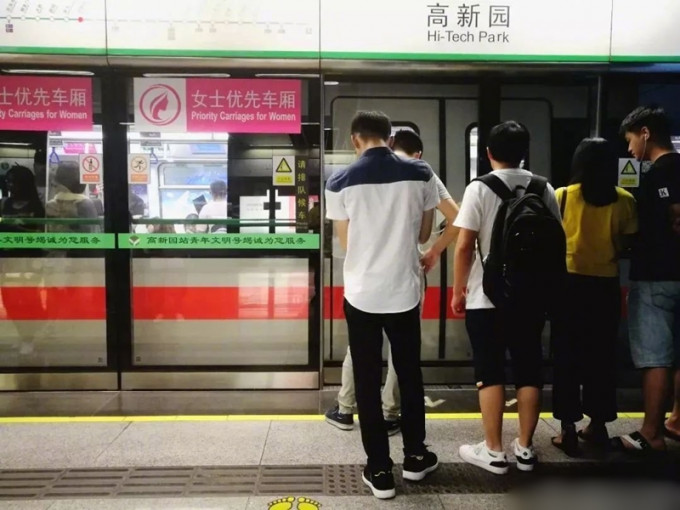 深圳地鐵設立女士優先車廂，但由於缺乏約束，車廂內還是擠滿了男乘客。 網圖