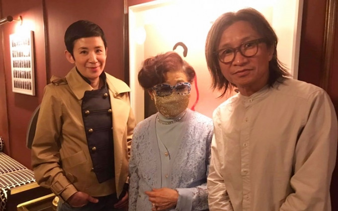 吴君如和陈可辛招待仙姐到私家影院欣赏电影。