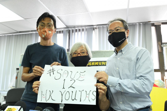王凤瑶(中)在朱凯廸(左)及张超雄(右)陪同下，公开遭内地当局扣留近14个月的经历，并呼吁关注12名目前被扣押于盐田看守所的港人。