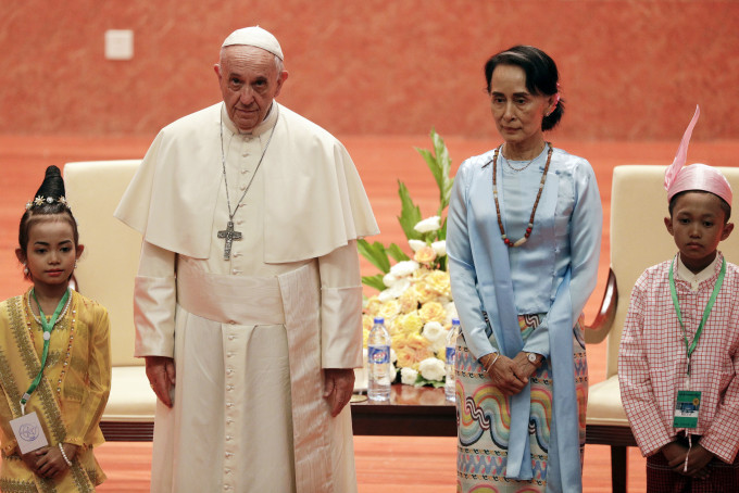 教宗与昂山会面，呼吁要尊重人权与正义，但没有提及「罗兴亚」这个字眼。ＡＰ