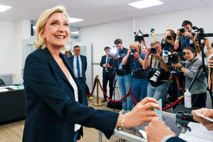极右翼国民联盟领导马琳．勒庞在法国北部投票。