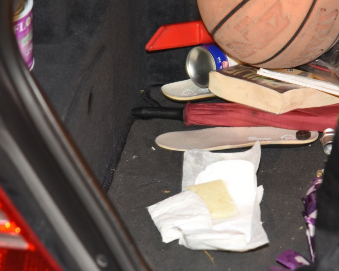 警方在尾箱内发现用卫生巾包裹的少量怀疑毒品。