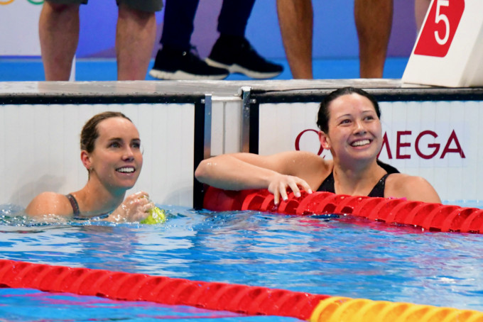 何诗蓓勇夺一百米自由泳银牌，笑逐颜开。 记者梁柏琛东京直击
