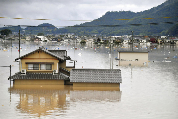 日本倉敷市洪水淹沒房屋。AP圖片