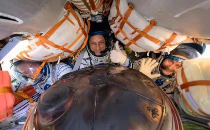 2022年3月30日，美國太空人馬克·範德·海（左）與俄羅斯太空人彼得·杜布羅夫（右）和安東·什卡普列羅夫在「聯盟」飛船上。