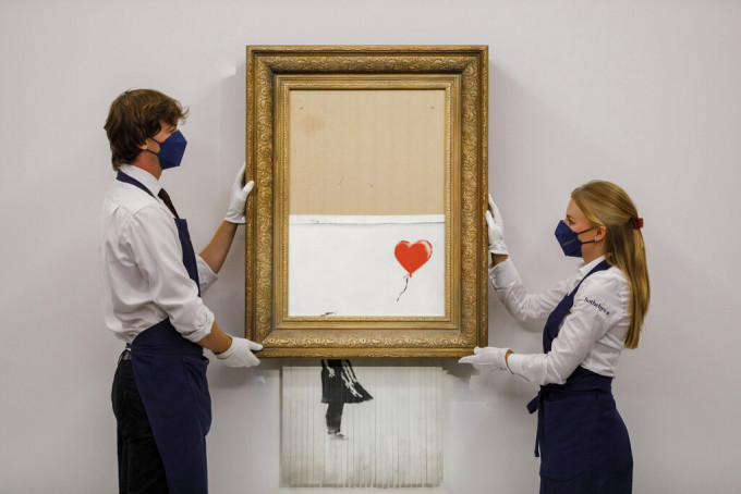 《愛是在垃圾桶》在倫敦以1,858萬英鎊。美聯社圖片