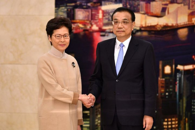 行政長官林鄭月娥12月16日在北京向國務院總理李克強述職，匯報香港最新情況。（政府新聞網）