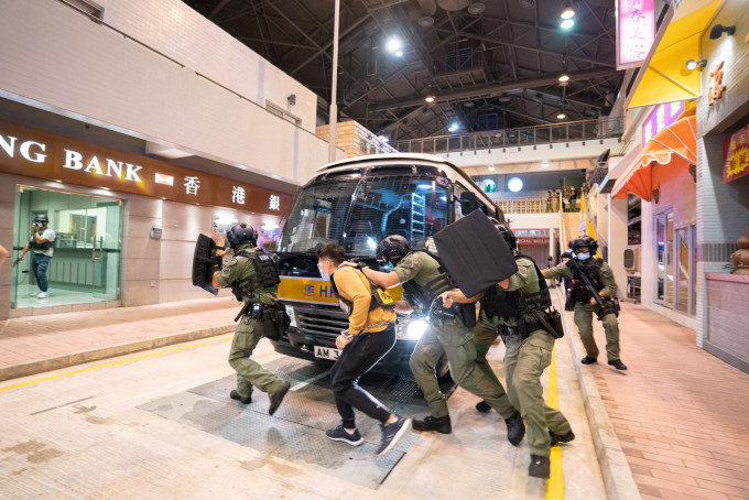 反恐演習中，警方模擬押解恐怖分子時遇到的突發情況。