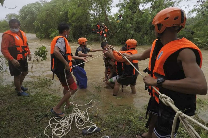 圆规引发菲律宾多处水浸，救援人员协助疏散。AP图片