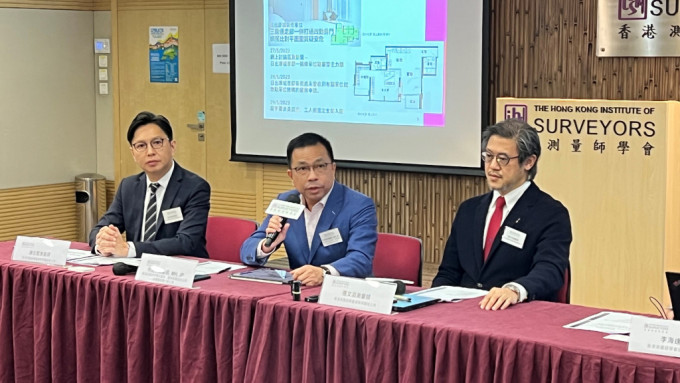 香港测量师学会举行记者会介绍事件，并向社会普及建筑工程知识及避免常见装修陷阱。陈炯摄