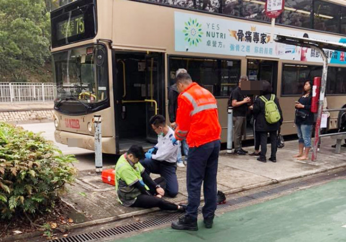 ‎車長在場接受初步治理。 Tai Po 大埔FB/網民YuiNam Man圖