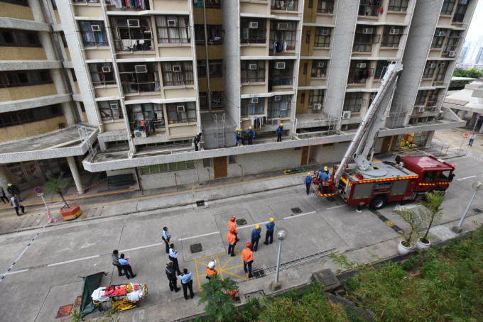 消防到場駕起雲梯將死者屍體移到地面。