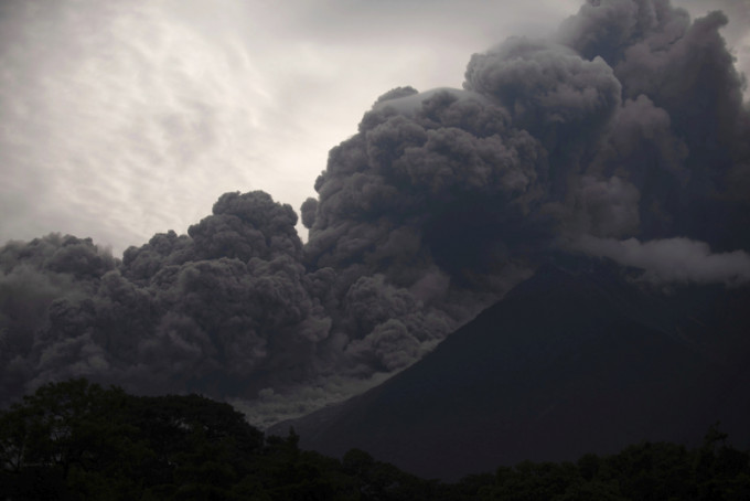 危地馬拉的富埃戈火山，噴出大量濃濃的黑煙和熔岩。AP