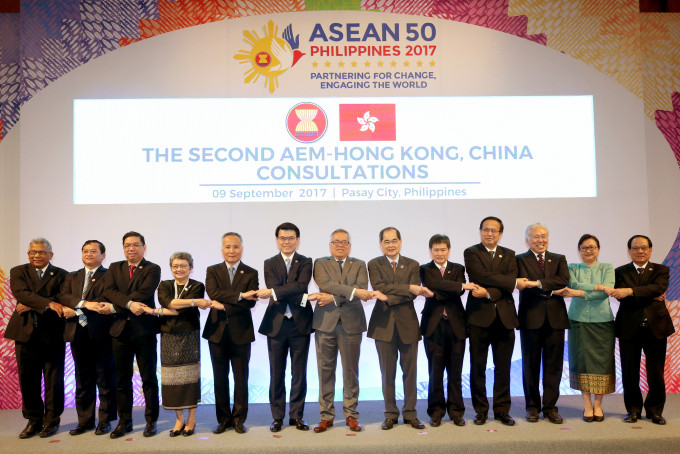邱騰華（左五）在第二屆中國香港—東盟經貿部長會議上合照。