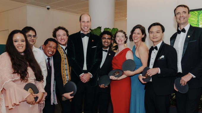 英國皇儲威廉王子（左5）與得獎者合照，右二為GRST創辦人孔源。 Instagram