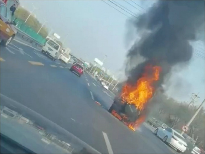 北京京開公路有汽車自焚。網圖